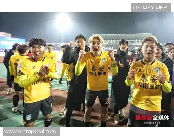 队友疯狂给他做掩护