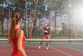 首圈，维斯塔潘起步良好抢到首位，皮亚斯特里挤进内线并过掉诺里斯上至第2，诺里斯第3。